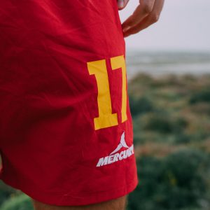 pantalón oficial de juego seleccion española masculina color rojo con número en amarillo