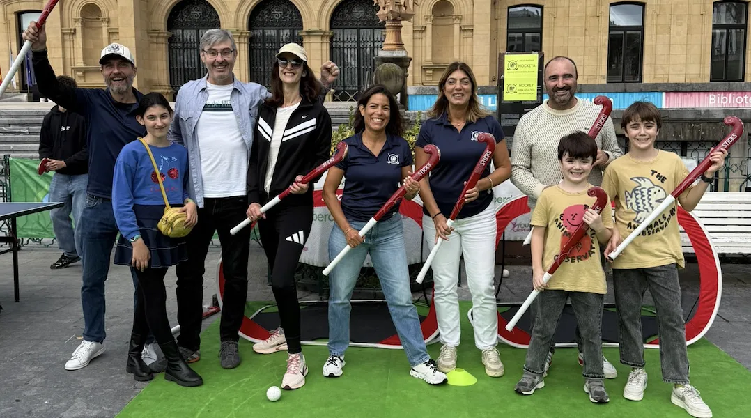 GRAN ÉXÍTO DE LA PROMOCIÓN DEL HOCKEY EN LA PARARA DEL TOUR UNIVERSO MUJER EN DONOSTI